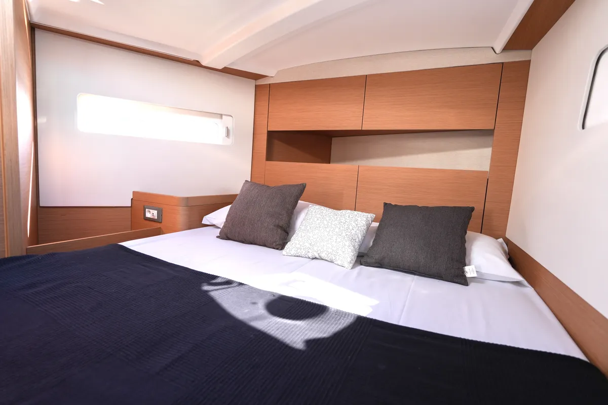 Cabin on Colibri, a Jeanneau Sun Odyssey 410 sailboat at Salerno, Italy
