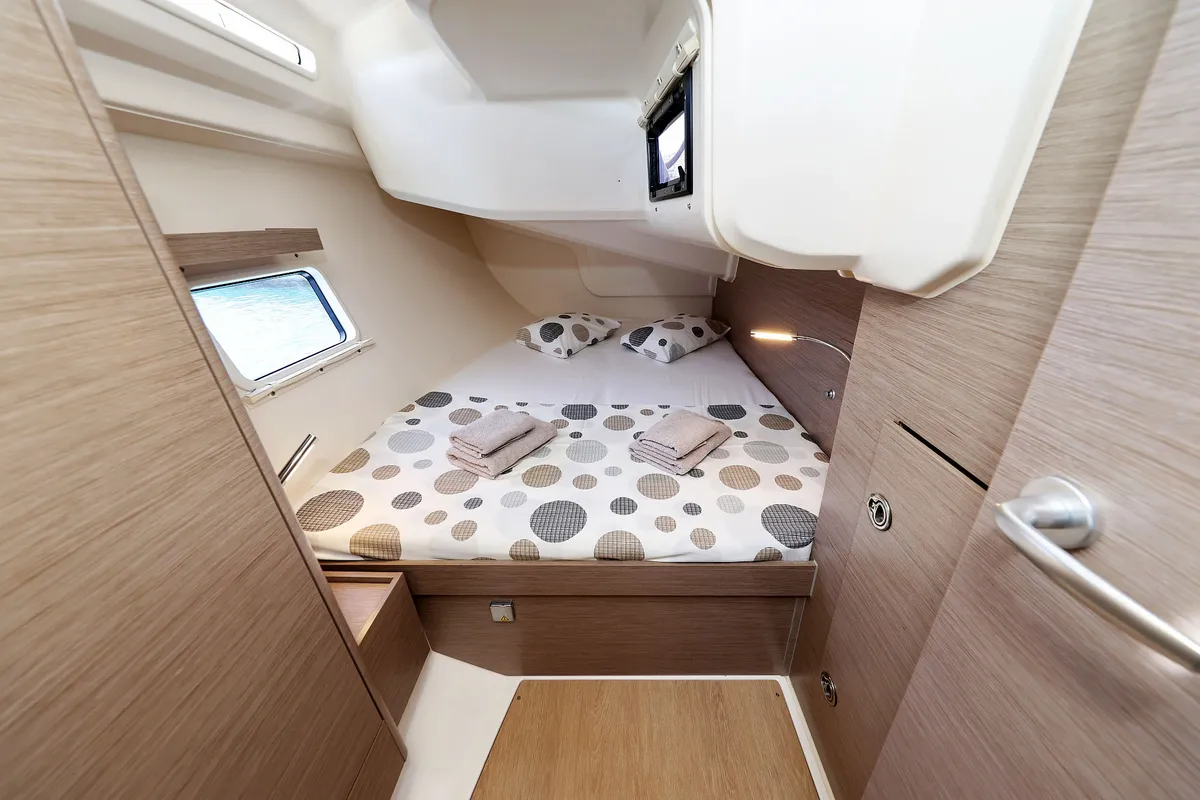 Cabin on Teri, a Hanse 418 sailboat at Seget Donji, Croatia