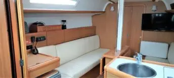 Salon of Kalliste, a Jeanneau Sun Odyssey 33i sailboat at Toulon, France