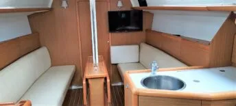 Salon of Kalliste, a Jeanneau Sun Odyssey 33i sailboat at Toulon, France