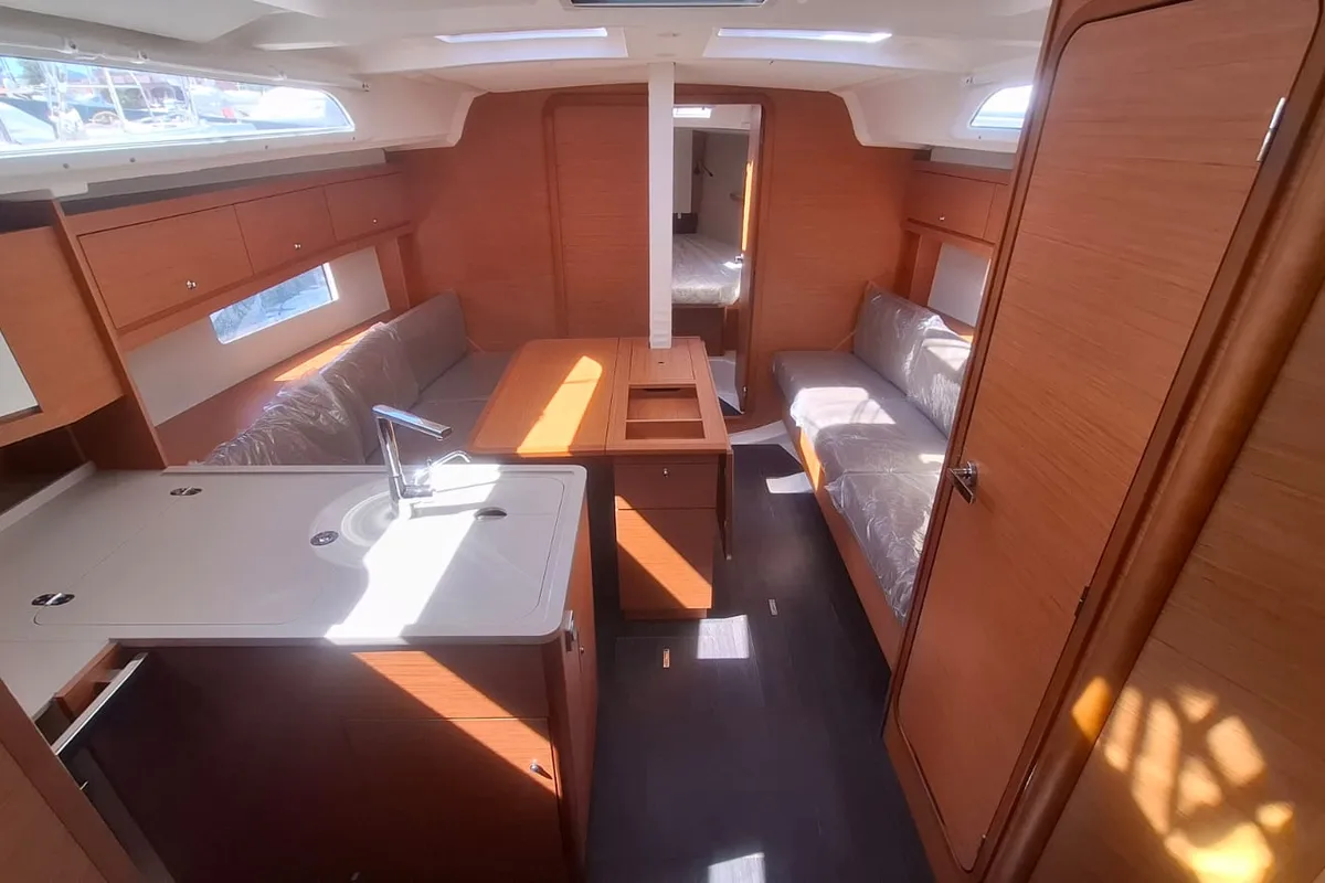 Salon of Nala, a Dufour 37 sailboat at Tonnarella, Italy