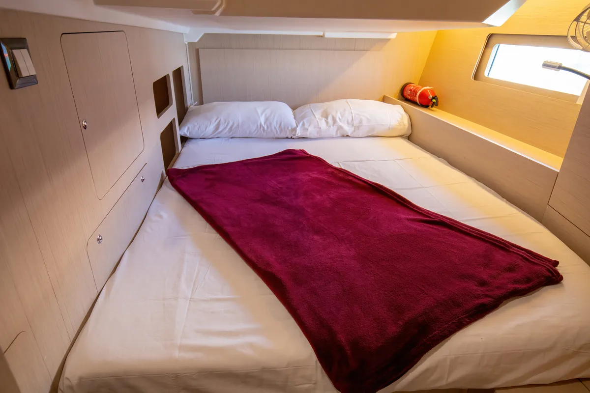 Cabin on Filìa, a Beneteau Oceanis 46.1 sailboat at Capo d'Orlando, Italy