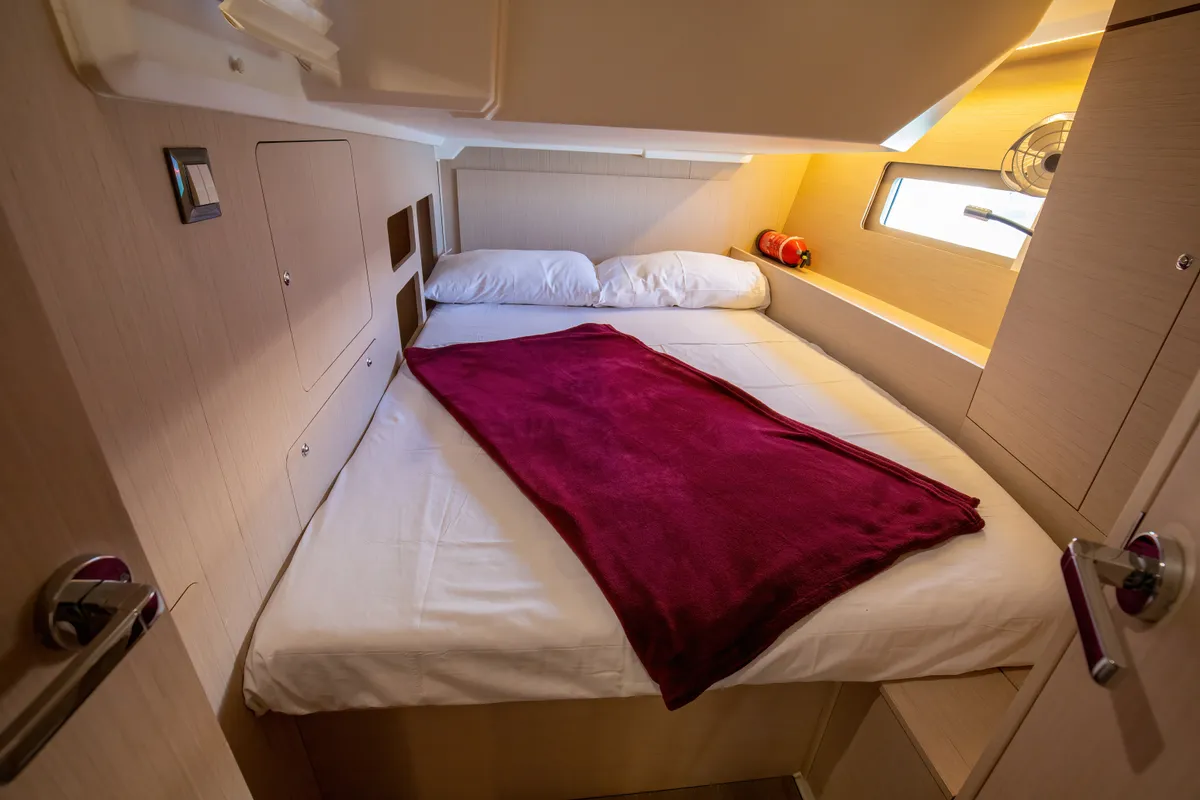 Cabin on Filìa, a Beneteau Oceanis 46.1 sailboat at Capo d'Orlando, Italy