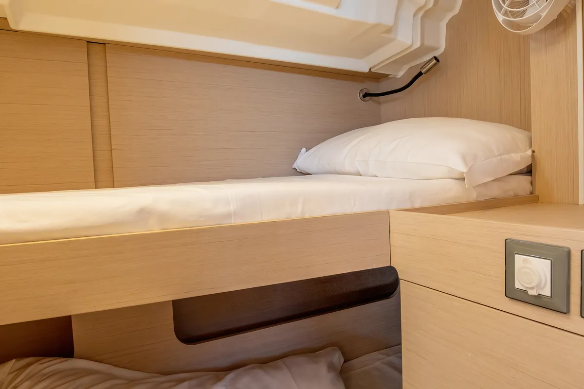 Cabin on Filìa, a Beneteau Oceanis 46.1 sailboat at Capo d'Orlando, Italy