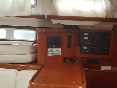 Cockpit of Senza Pensieri, a Beneteau Oceanis 473 sailboat at Tonnarella, Italy