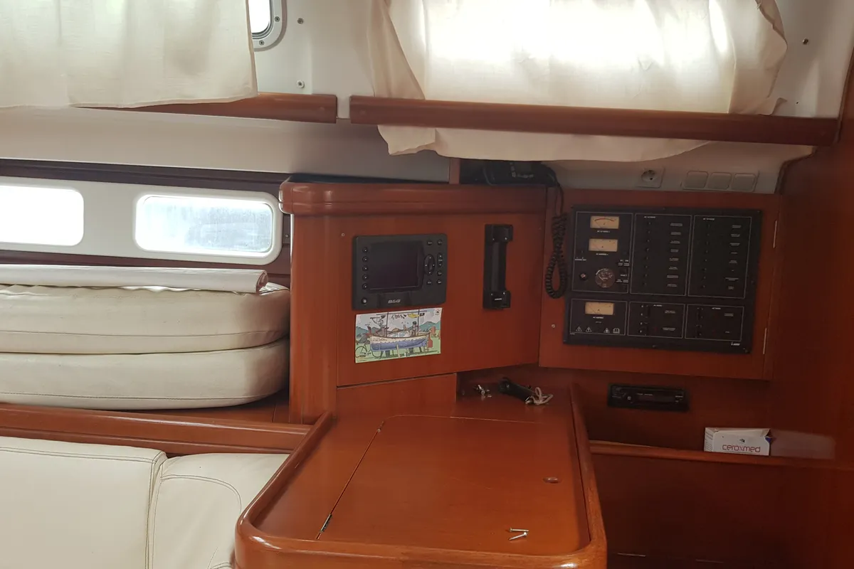 Cockpit of Senza Pensieri, a Beneteau Oceanis 473 sailboat at Tonnarella, Italy