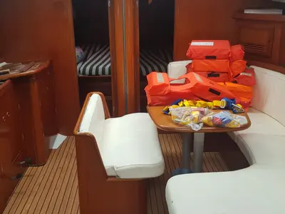 Salon of Senza Pensieri, a Beneteau Oceanis 473 sailboat at Tonnarella, Italy