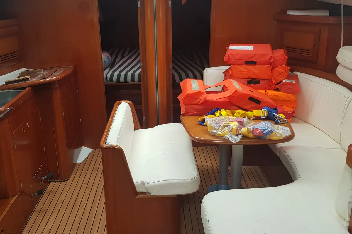 Salon of Senza Pensieri, a Beneteau Oceanis 473 sailboat at Tonnarella, Italy