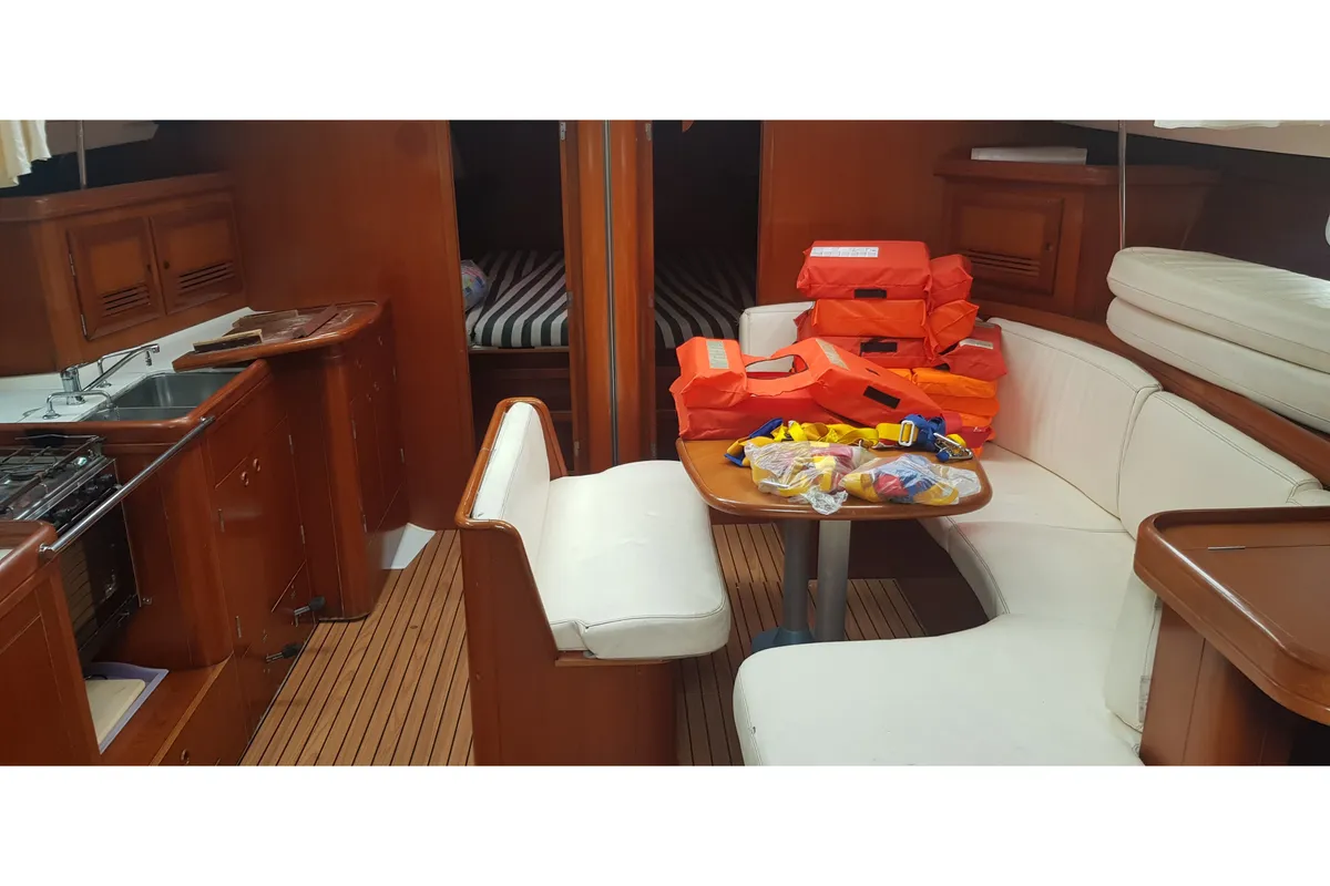 Galley of Senza Pensieri, a Beneteau Oceanis 473 sailboat at Tonnarella, Italy