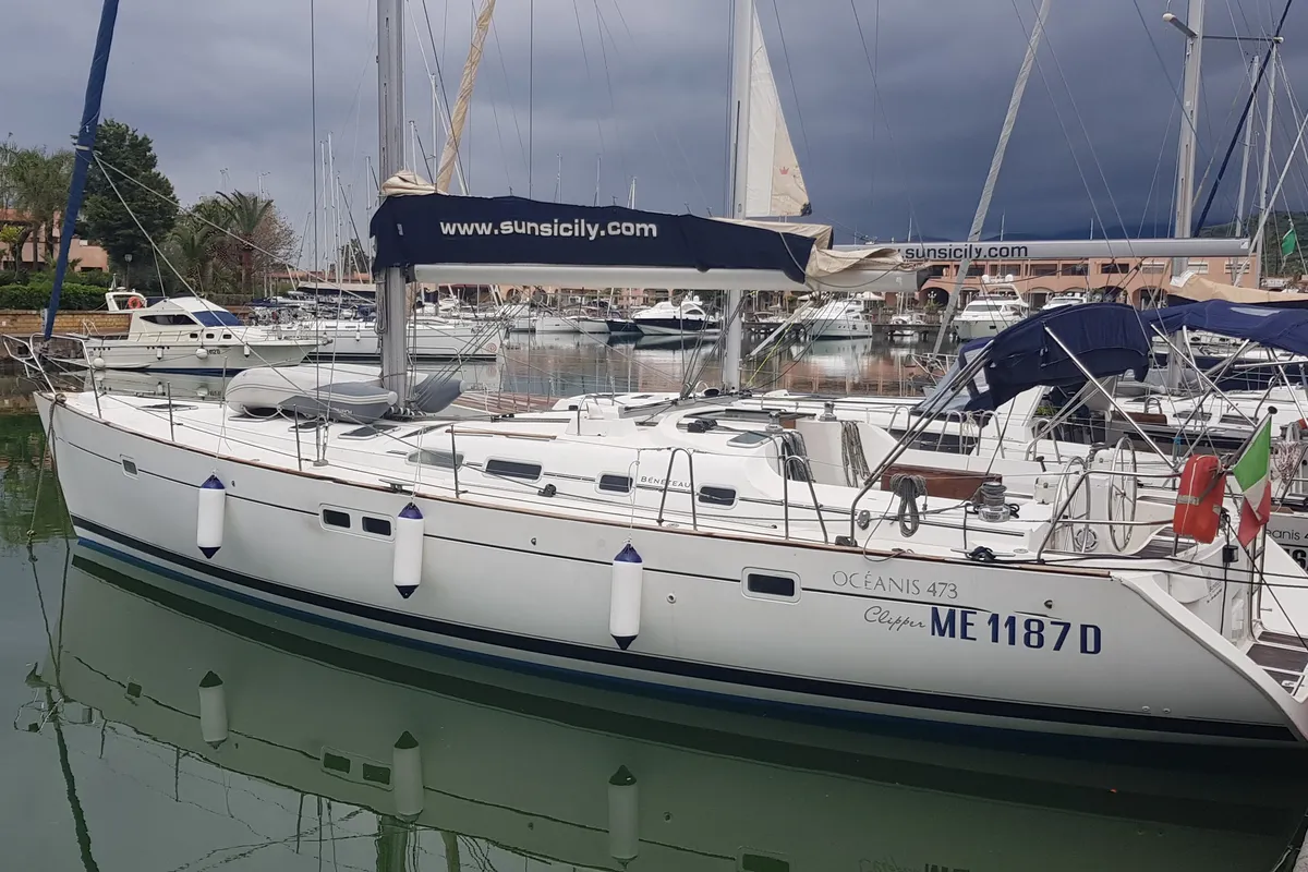 Exterior view of Senza Pensieri, a Beneteau Oceanis 473 sailboat at Tonnarella, Italy