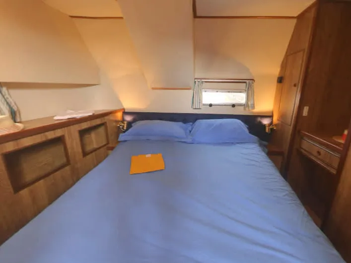 Cabin on Countess - Budget 10, a Cygnet Countess motorboat at Decize, France