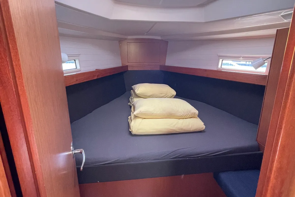 Cabin on Mapalimi, a Bavaria Cruiser 37 sailboat at Grad Šibenik, Croatia