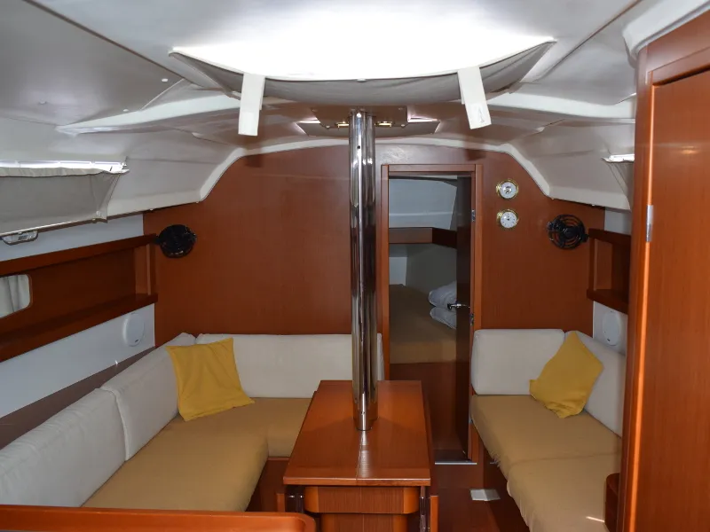 Salon of Izar, a Beneteau Oceanis 34 sailboat at U Pàize, Italy