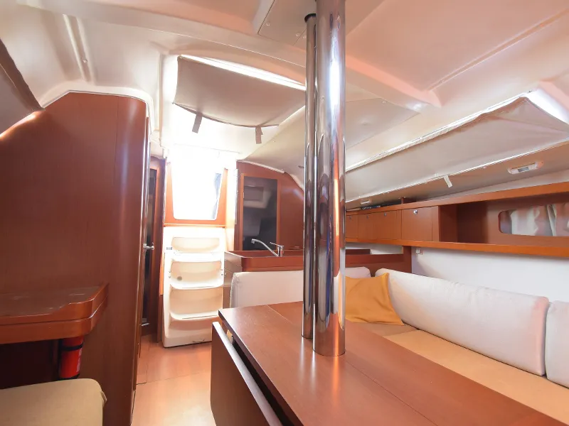 Salon of Izar, a Beneteau Oceanis 34 sailboat at U Pàize, Italy