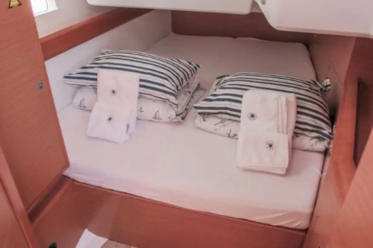 Cabin on Saphira, a Jeanneau Sun Odyssey 509 sailboat at Gåshaga, Sweden