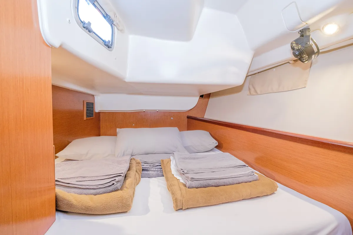 Cabin on Belamour, a Beneteau Oceanis 43 sailboat at Kos, Greece