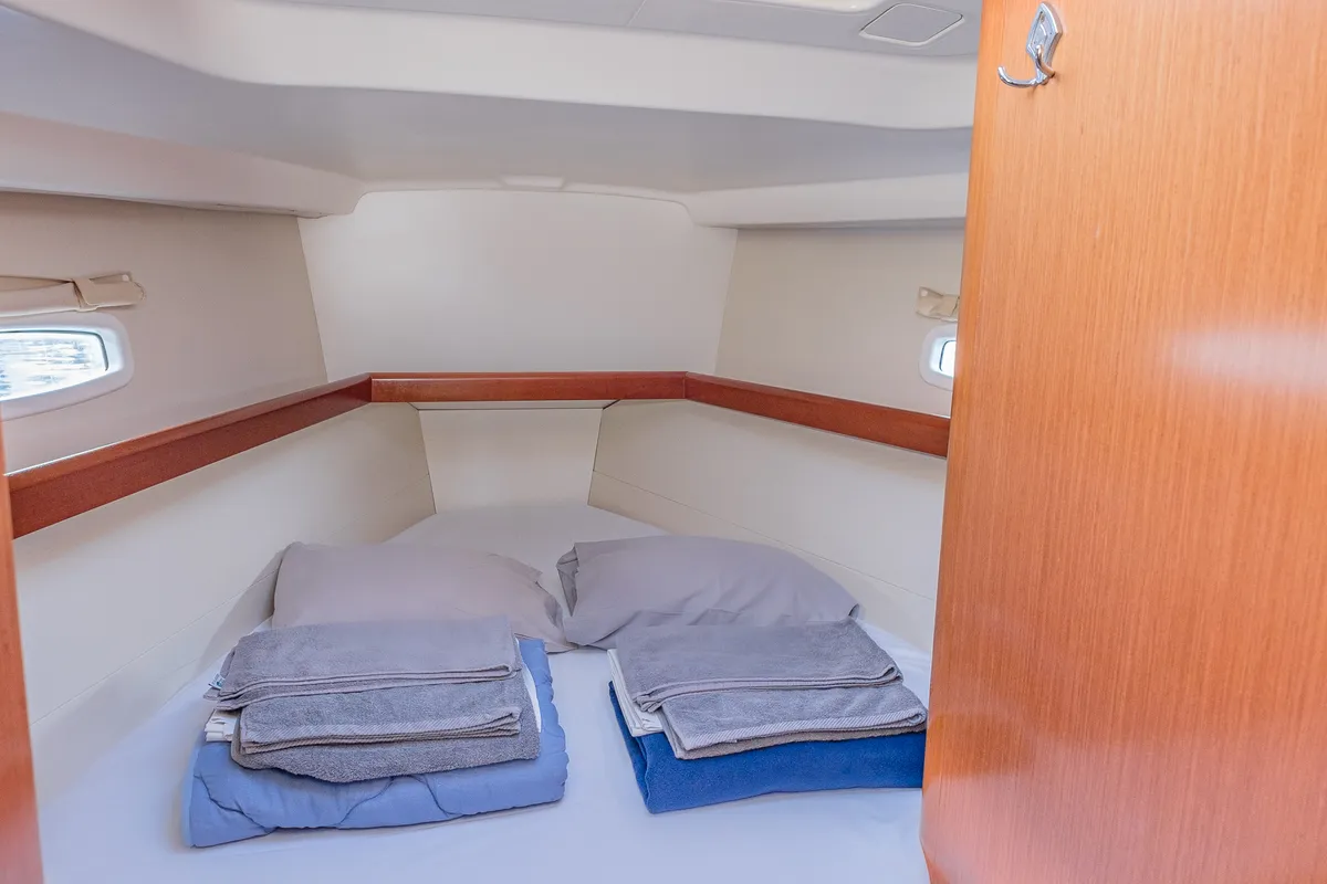 Cabin on Belamour, a Beneteau Oceanis 43 sailboat at Kos, Greece