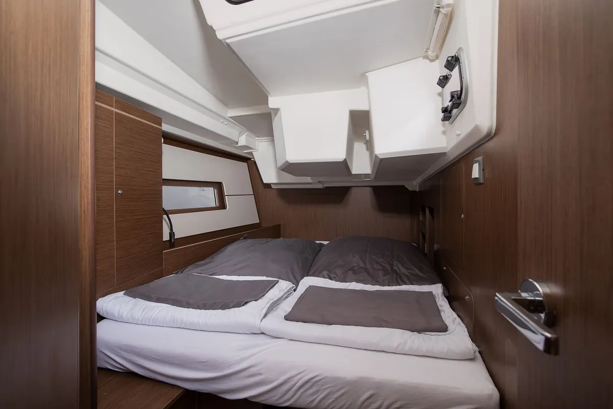 Cabin on Pura Vida, a Beneteau Oceanis 46.1 sailboat at Općina Medulin, Croatia