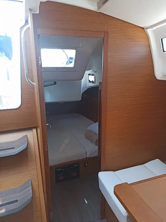 Cabin on Evnia, a Jeanneau Sun Odyssey 410 sailboat at Volos, Greece