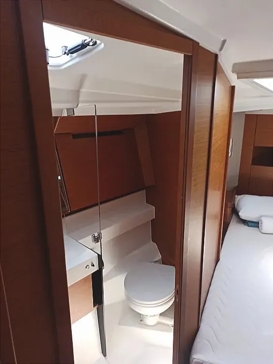 Cabin on Evnia, a Jeanneau Sun Odyssey 410 sailboat at Volos, Greece