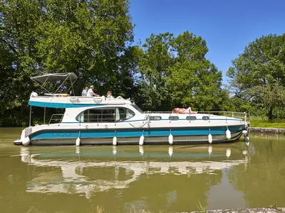 Cruiser Premium 8/12 Pers., a Nicols Octo Fly 12 motorboat at Grez-Neuville, France