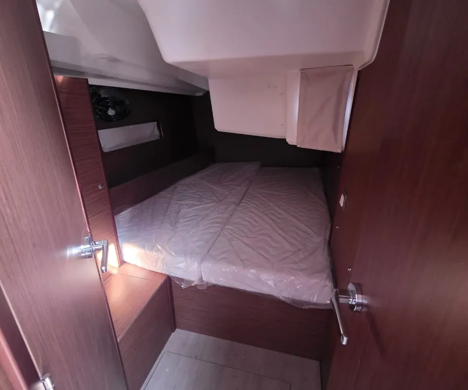 Cabin on Stefano, a Beneteau Oceanis 40.1 sailboat at Parikia, Greece