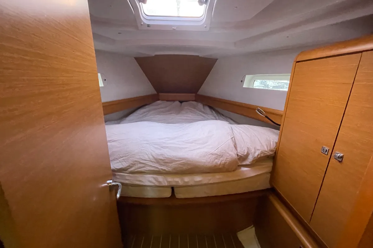 Cabin on Petrine II, a Jeanneau Sun Odyssey 439 sailboat at Mauseidvågen, Norway