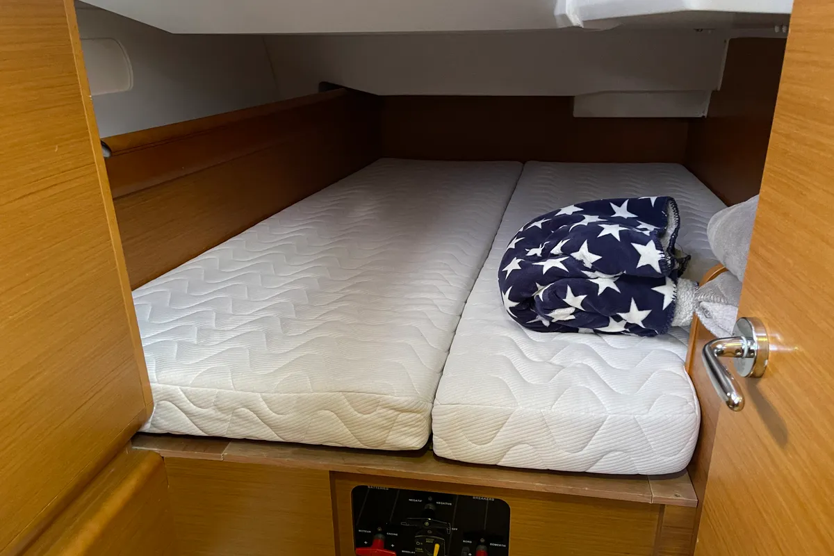 Cabin on Petrine II, a Jeanneau Sun Odyssey 439 sailboat at Mauseidvågen, Norway