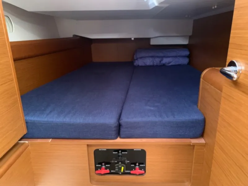 Cabin on Nashira, a Jeanneau Sun Odyssey 449 sailboat at Salerno, Italy