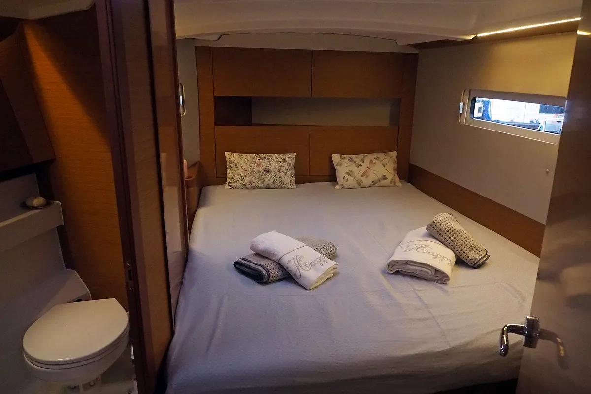 Cabin on Evelina, a Jeanneau Sun Odyssey 410 sailboat at Lavrion, Greece