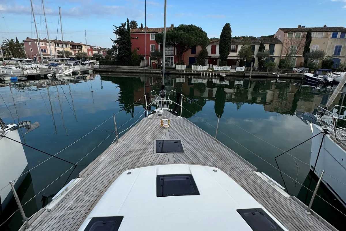Exterior view of Hadi Hadi, a Beneteau Sense 50 sailboat at Grimaud, France