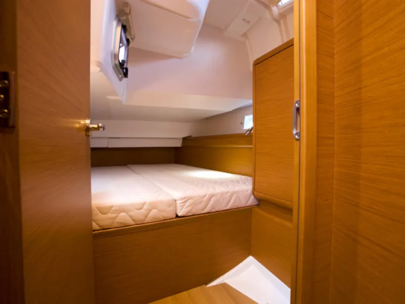 Cabin on Matar, a Jeanneau Sun Odyssey 449 sailboat at Cagliari, Italy