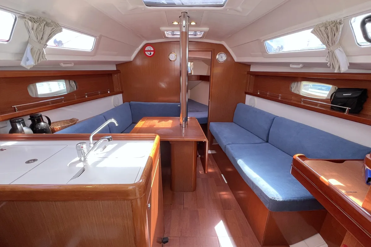Salon of Sterntaler, a Beneteau Oceanis 31 sailboat at Flensburg, Germany