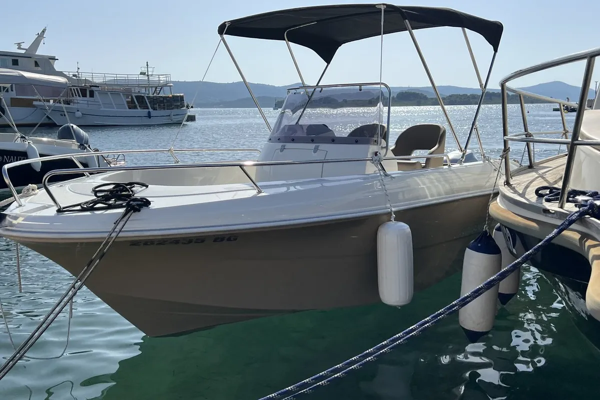 Exterior view of Atlantic Marine 530 - beige, a Atlantic Marine 530 motorboat at Pirovac, Croatia