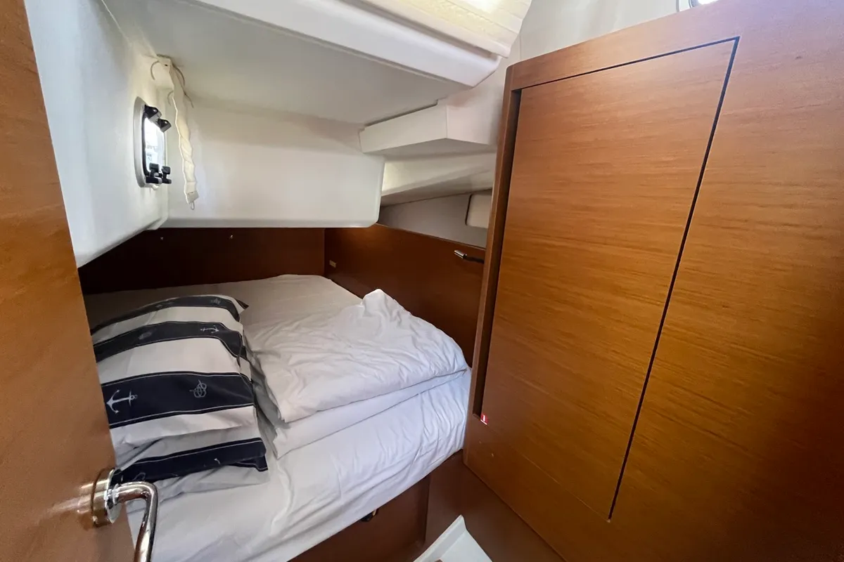 Cabin on Petra, a Jeanneau Sun Odyssey 440 sailboat at Sukošan, Croatia