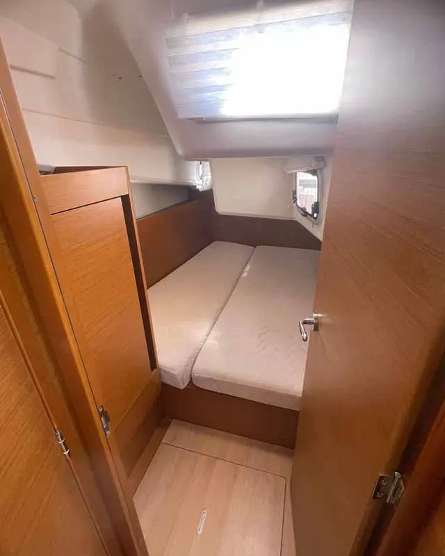 Cabin on Rocketman, a Jeanneau Sun Odyssey 410 sailboat at Figari/Golfo Aranci, Italy