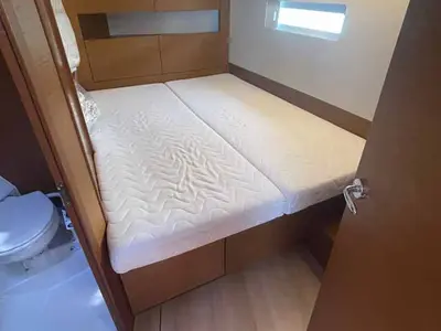 Cabin on Rocketman, a Jeanneau Sun Odyssey 410 sailboat at Figari/Golfo Aranci, Italy