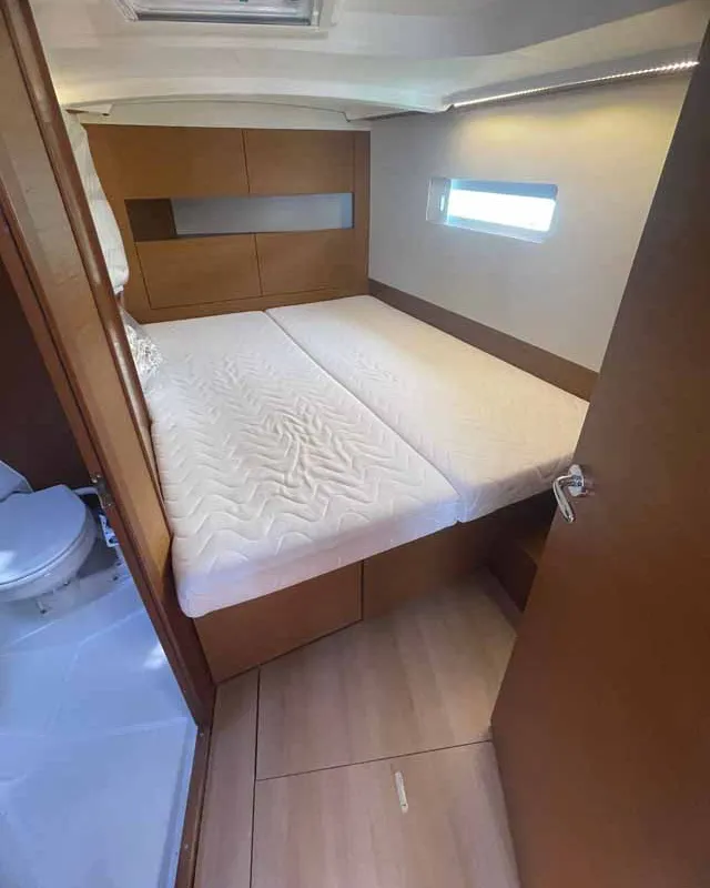 Cabin on Rocketman, a Jeanneau Sun Odyssey 410 sailboat at Figari/Golfo Aranci, Italy