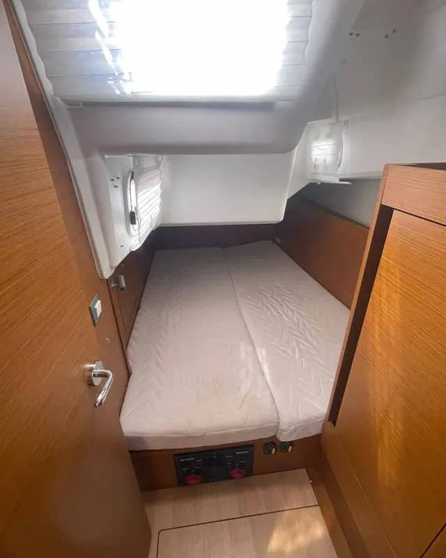 Cabin on Rocketman, a Jeanneau Sun Odyssey 410 sailboat at Figari/Golfo Aranci, Italy