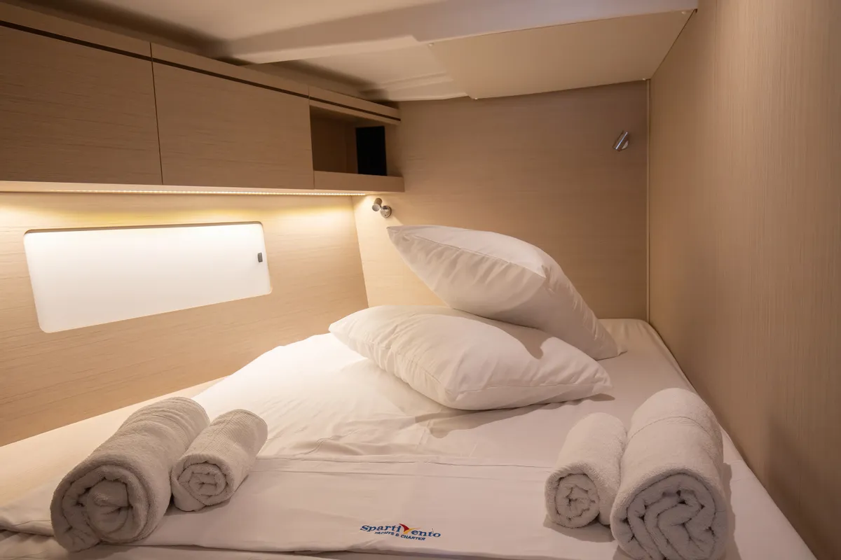 Cabin on Elpida, a Beneteau Oceanis 51.1 sailboat at Rosignano Solvay, Italy