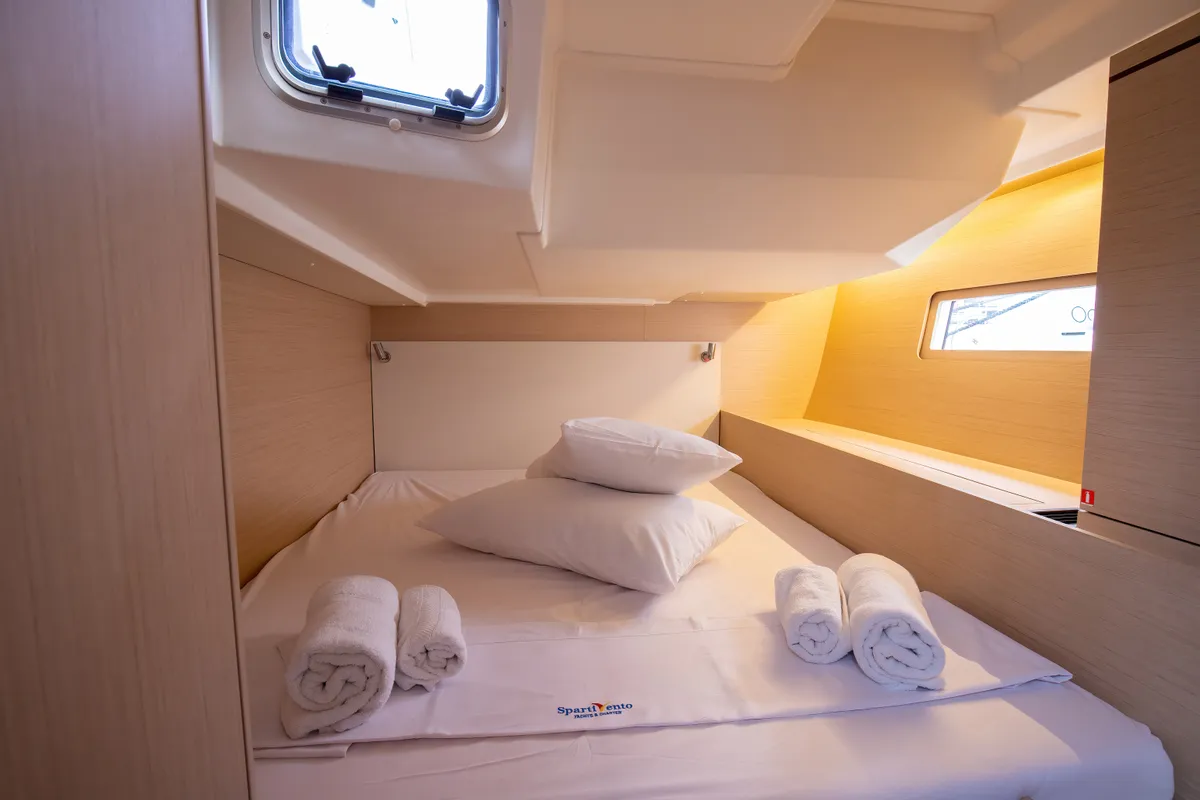 Cabin on Elpida, a Beneteau Oceanis 51.1 sailboat at Rosignano Solvay, Italy