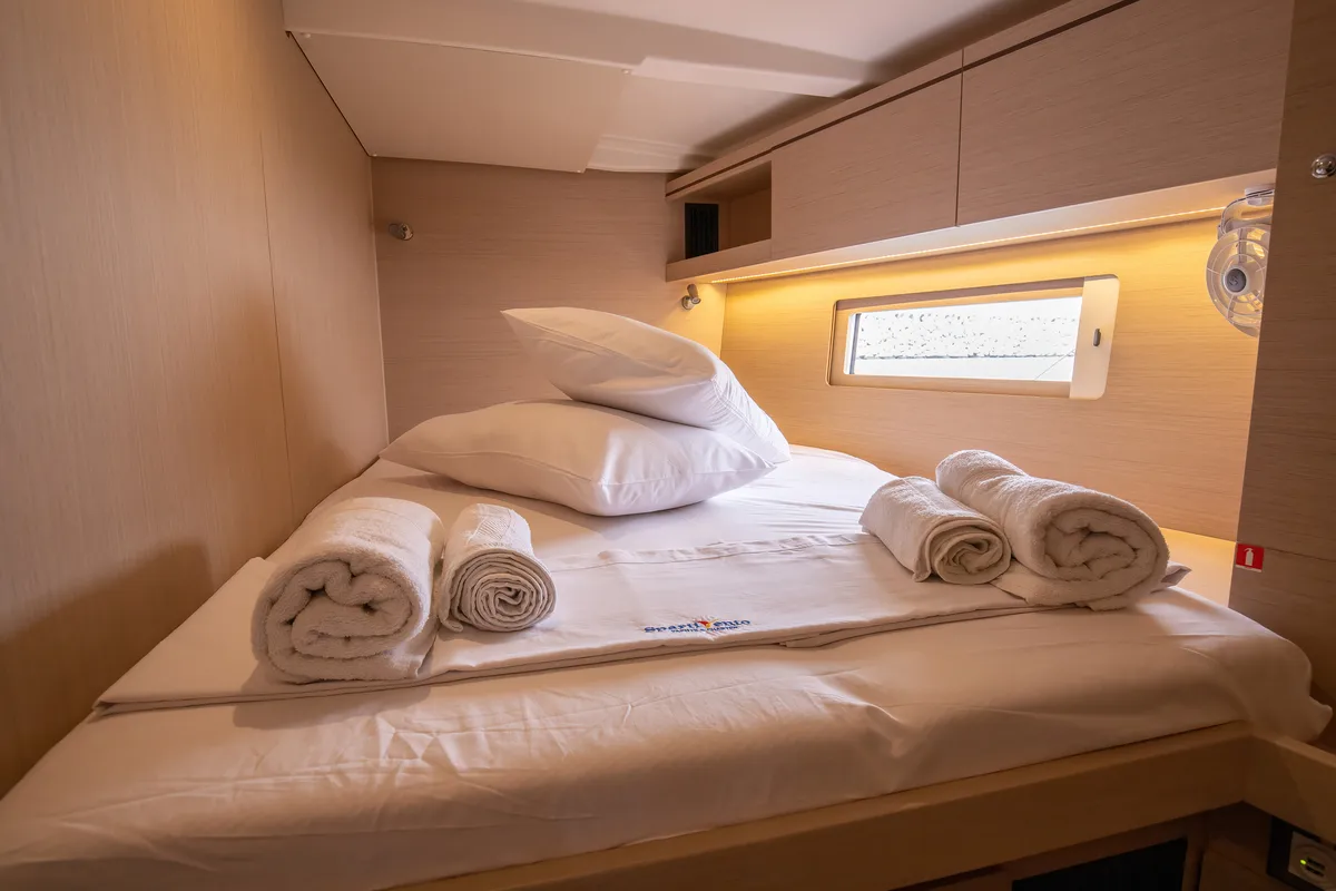 Cabin on Elpida, a Beneteau Oceanis 51.1 sailboat at Rosignano Solvay, Italy