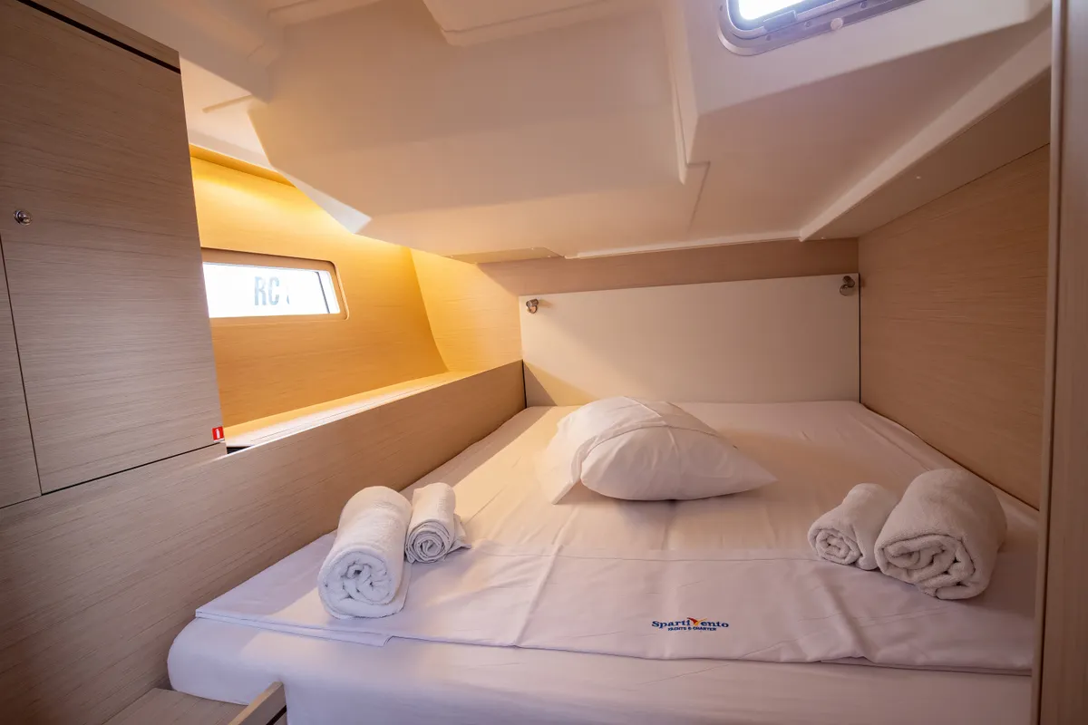Cabin on Elpida, a Beneteau Oceanis 51.1 sailboat at Rosignano Solvay, Italy