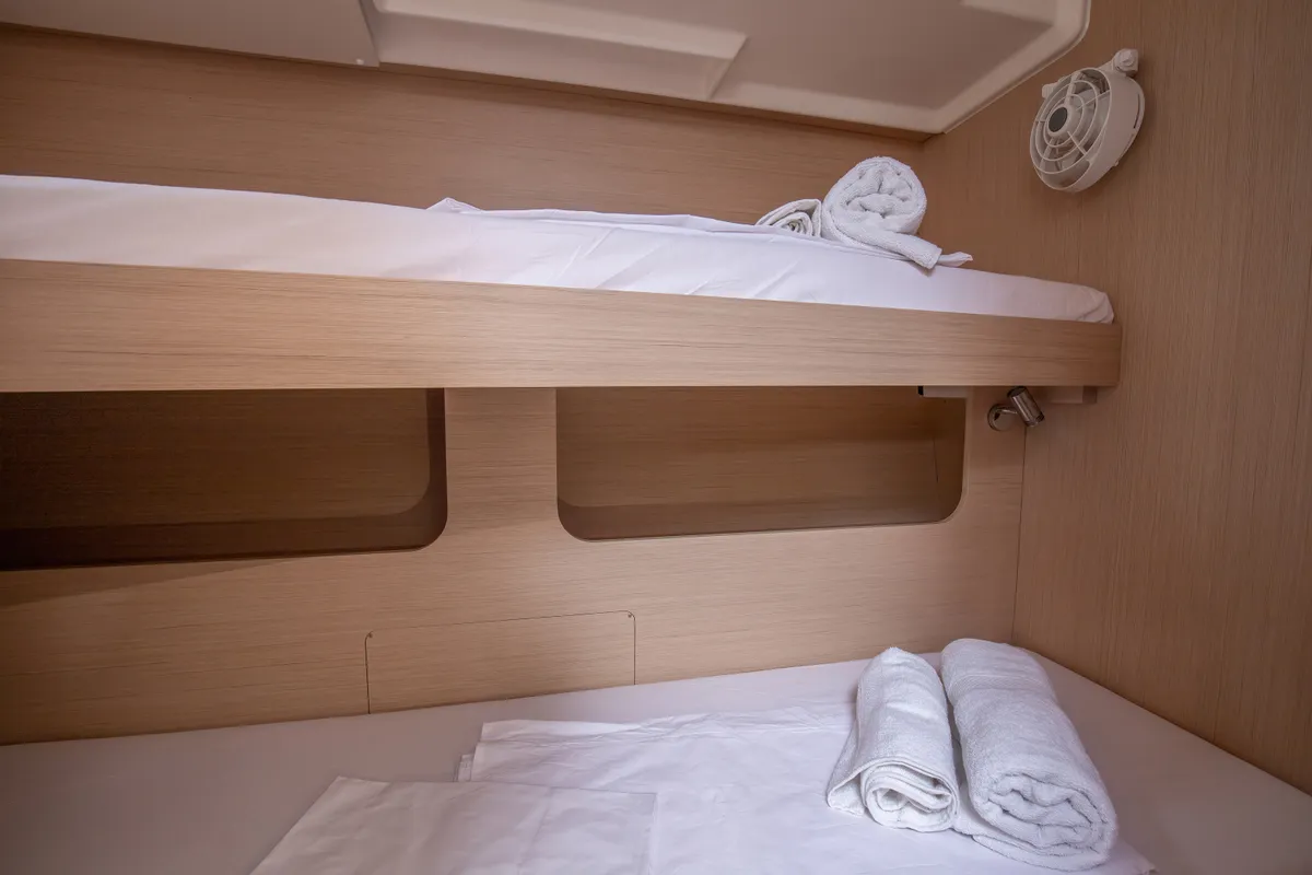 Cabin on Elpida, a Beneteau Oceanis 51.1 sailboat at Rosignano Solvay, Italy
