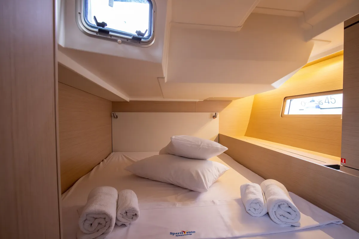 Cabin on Elpida, a Beneteau Oceanis 51.1 sailboat at Rosignano Solvay, Italy