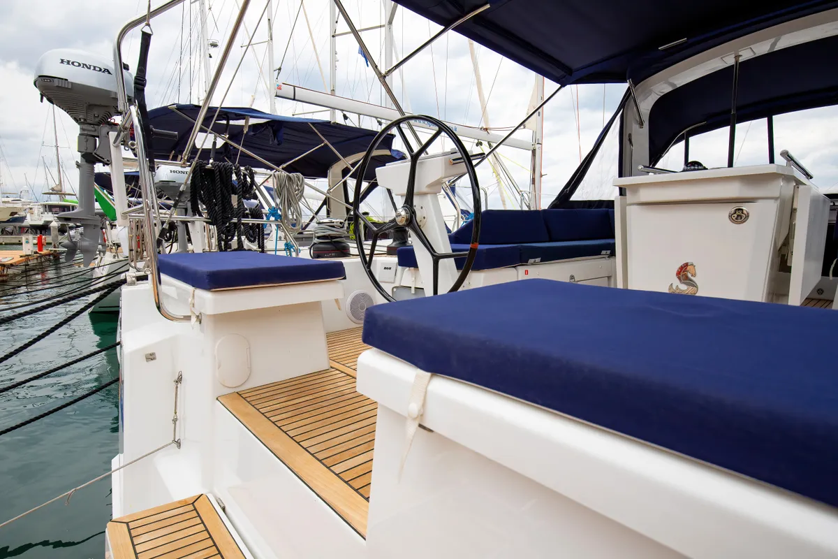 Cabin on Elpida, a Beneteau Oceanis 51.1 sailboat at Rosignano Solvay, Italy