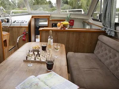 Salon of Crusader, a Cygnet Crusader motorboat at Hesse, France