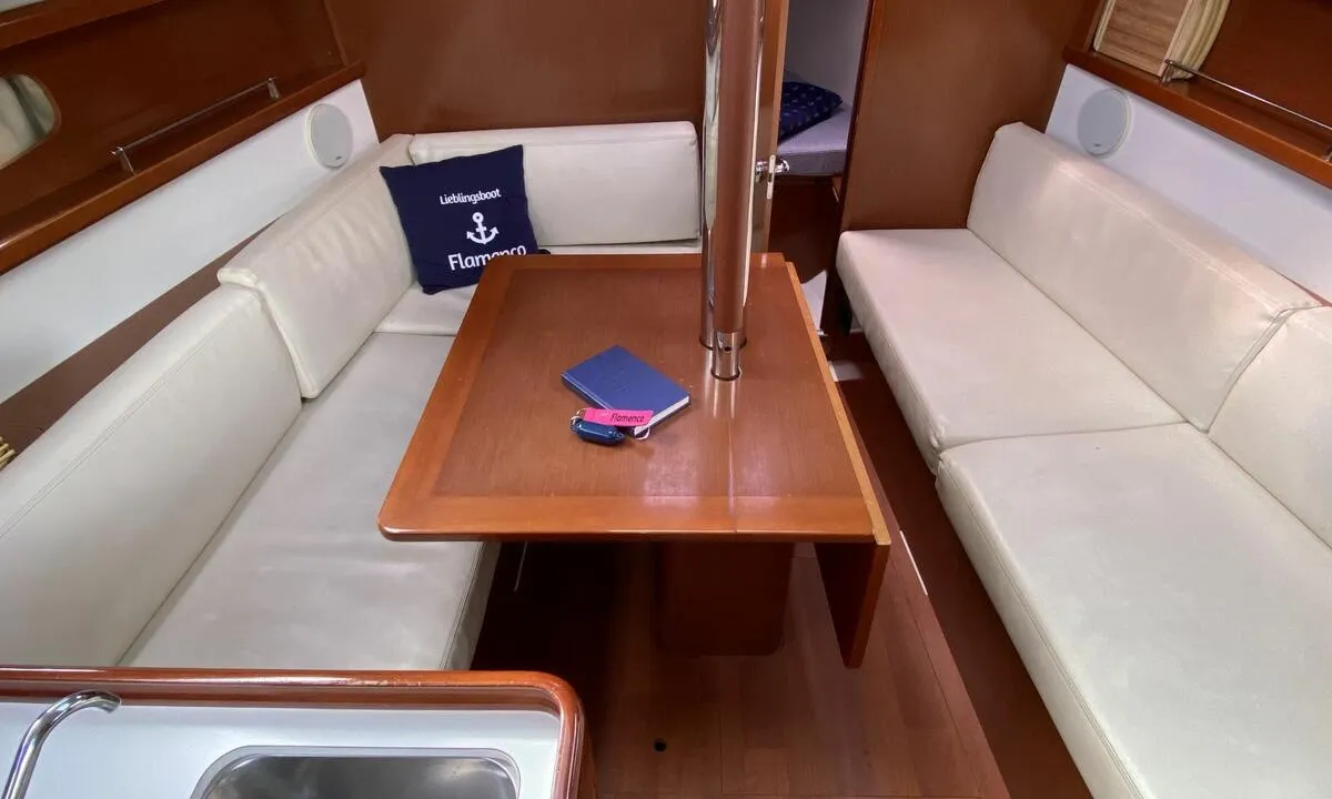 Salon of Flamenco, a Beneteau Oceanis 31 sailboat at Flensburg, Germany