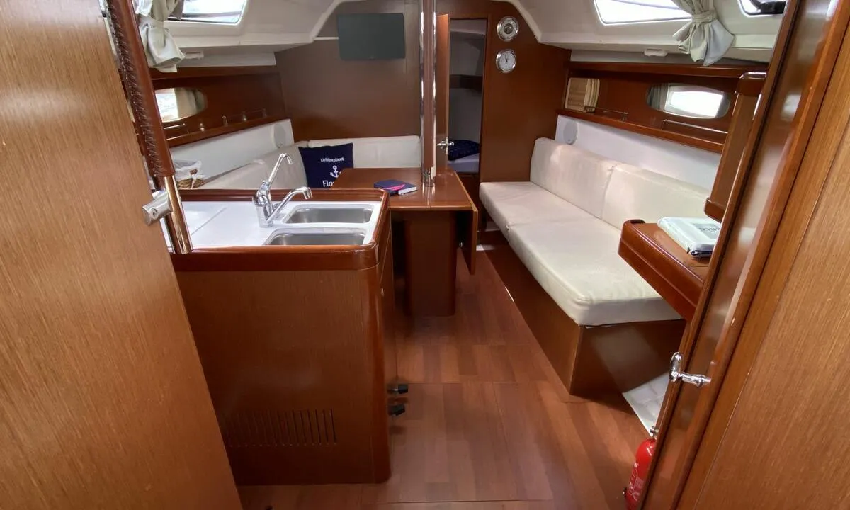 Salon of Flamenco, a Beneteau Oceanis 31 sailboat at Flensburg, Germany