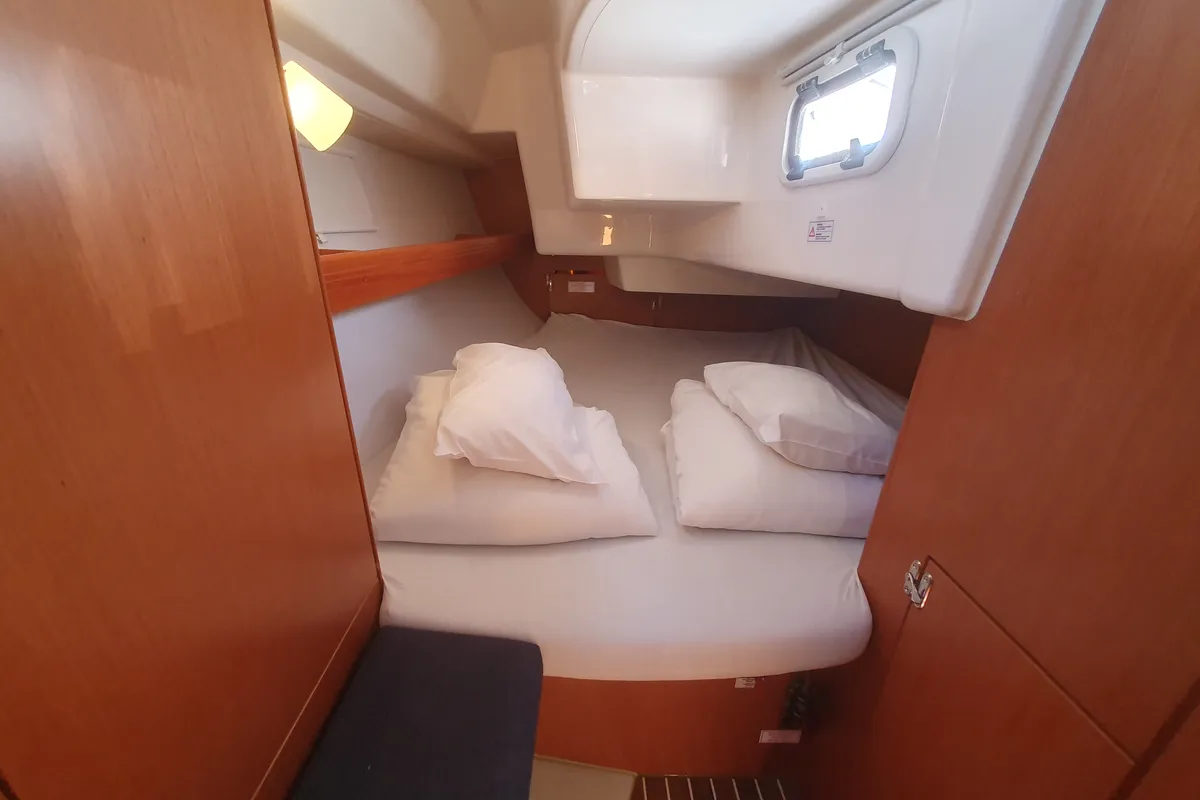 Cabin on Tintilinić, a Bavaria Cruiser 34 sailboat at Općina Pakoštane, Croatia